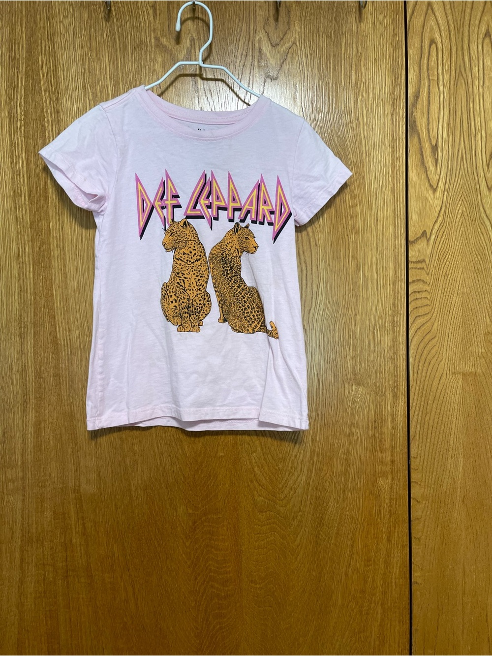 Def Leppard Girls' Light Pink Graphic Tee with Cheetah Design